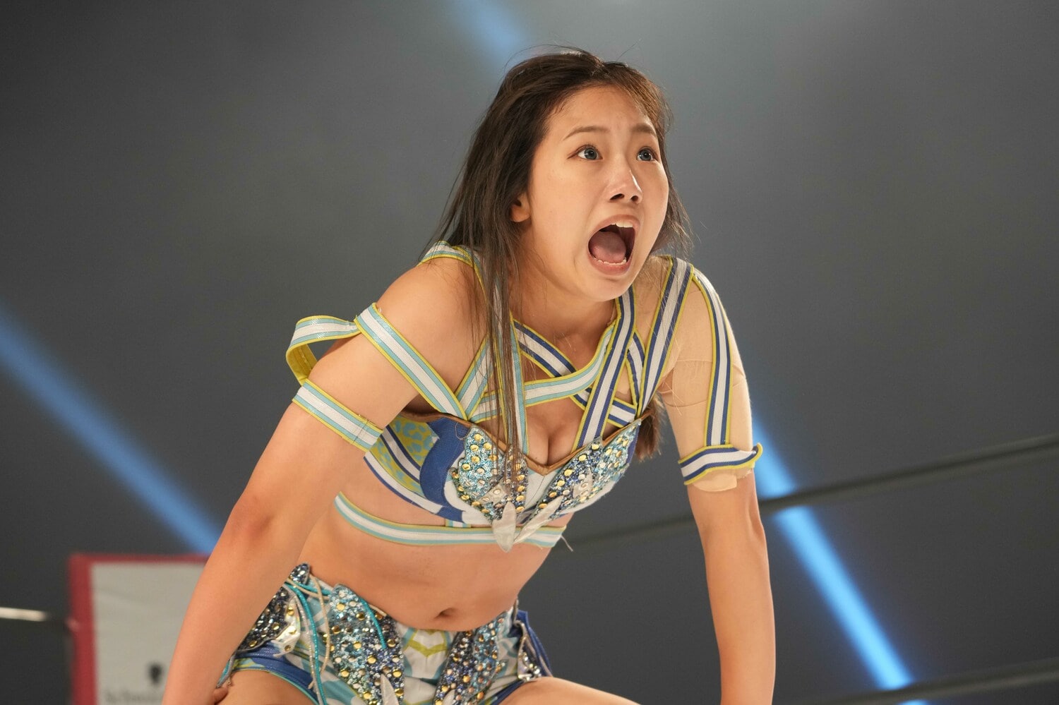 安納戦のなかで、感情を露わにする天咲 ©Essei Hara