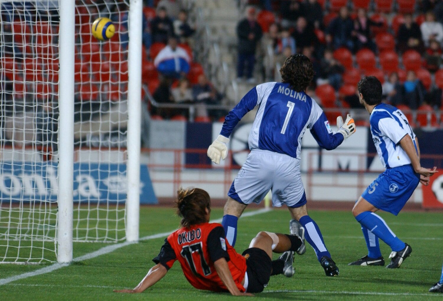 大久保が今でも忘れられない得点として挙げたのは、リーガデビュー「デポルティーボ戦での初ゴール」。右クロスを頭で合わせ、1ゴール1アシストと活躍した ©AFLO