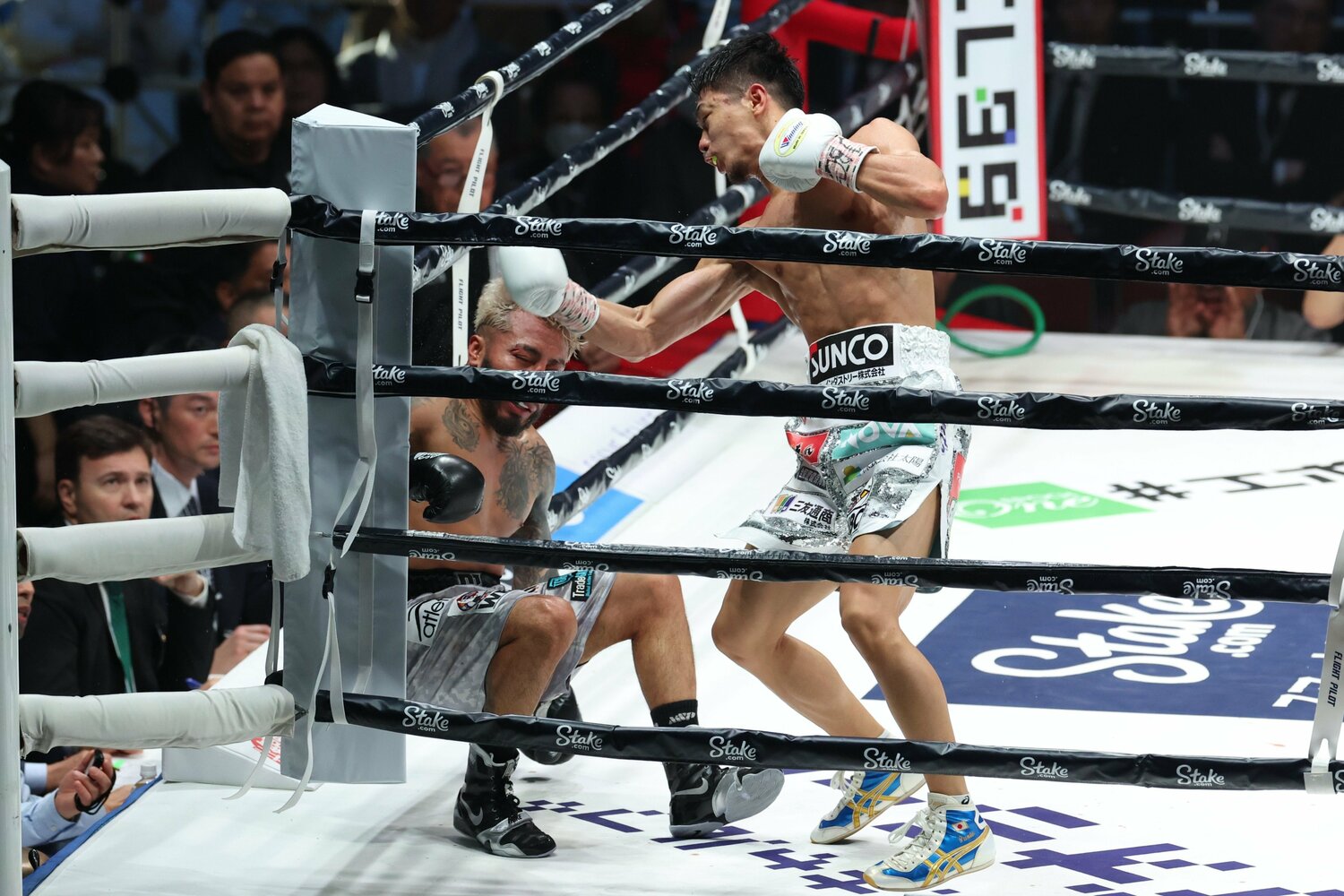 中谷潤人のラッシュでキャンバスに崩れ落ちたサンティアゴ　©︎Naoki Kitagawa