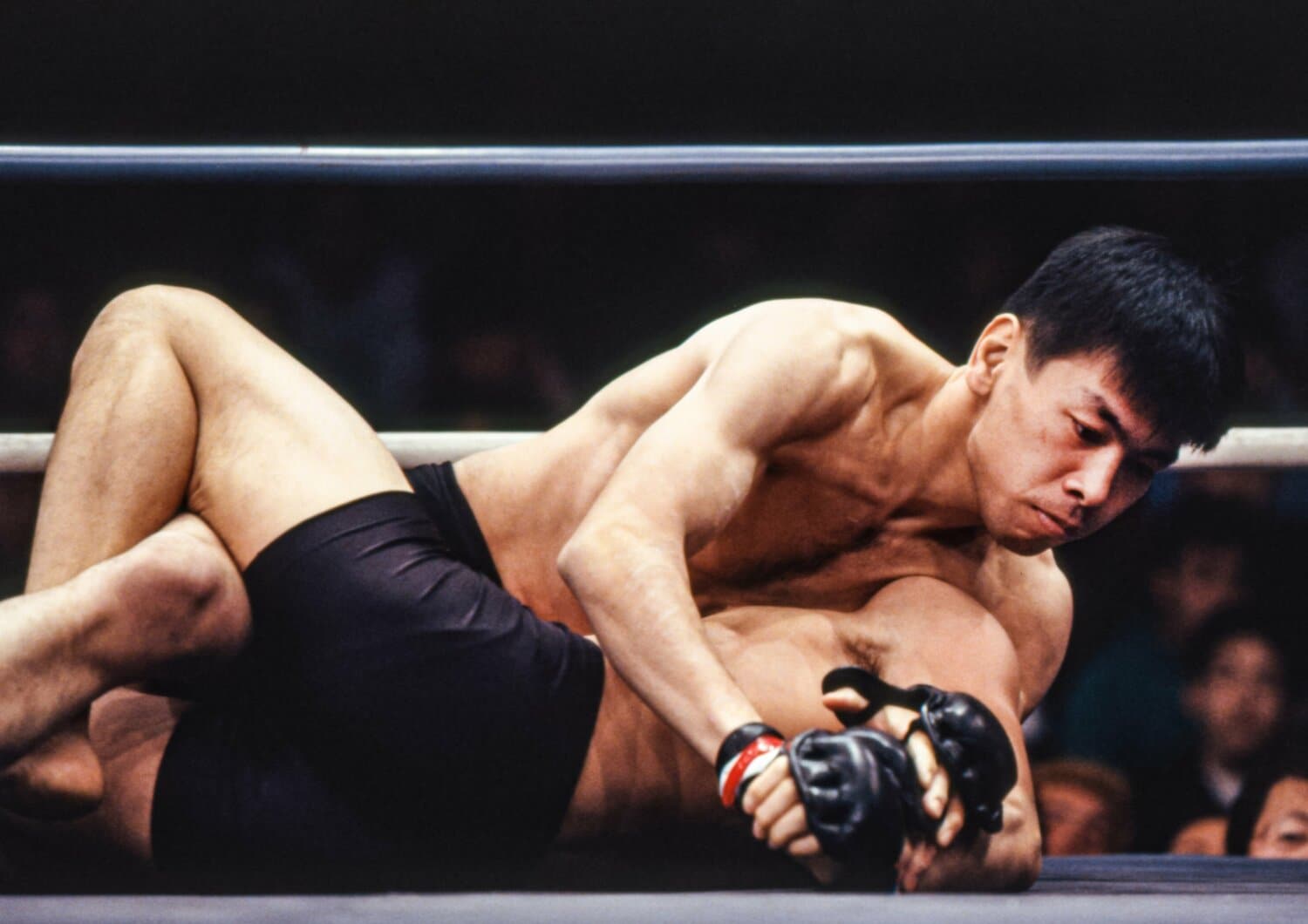 1998年3月、チキンウィングアームロックで藤田義弘に勝利　©Susumu Nagao