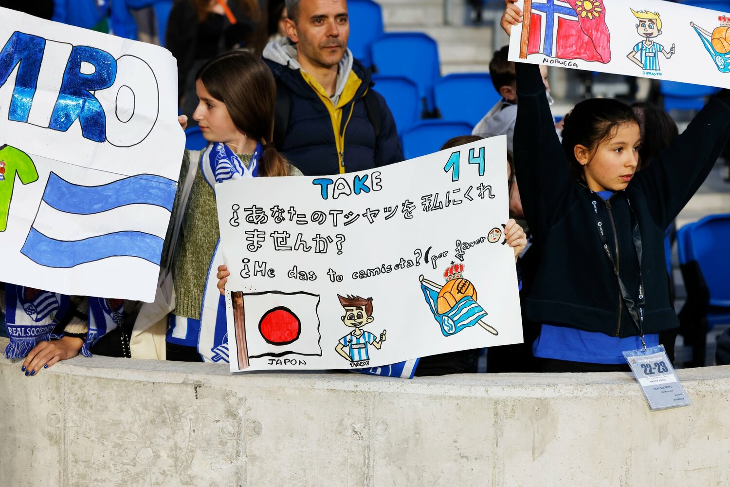 シーズンが進むと、スタジアムには日本語応援ボードが続々と増えた