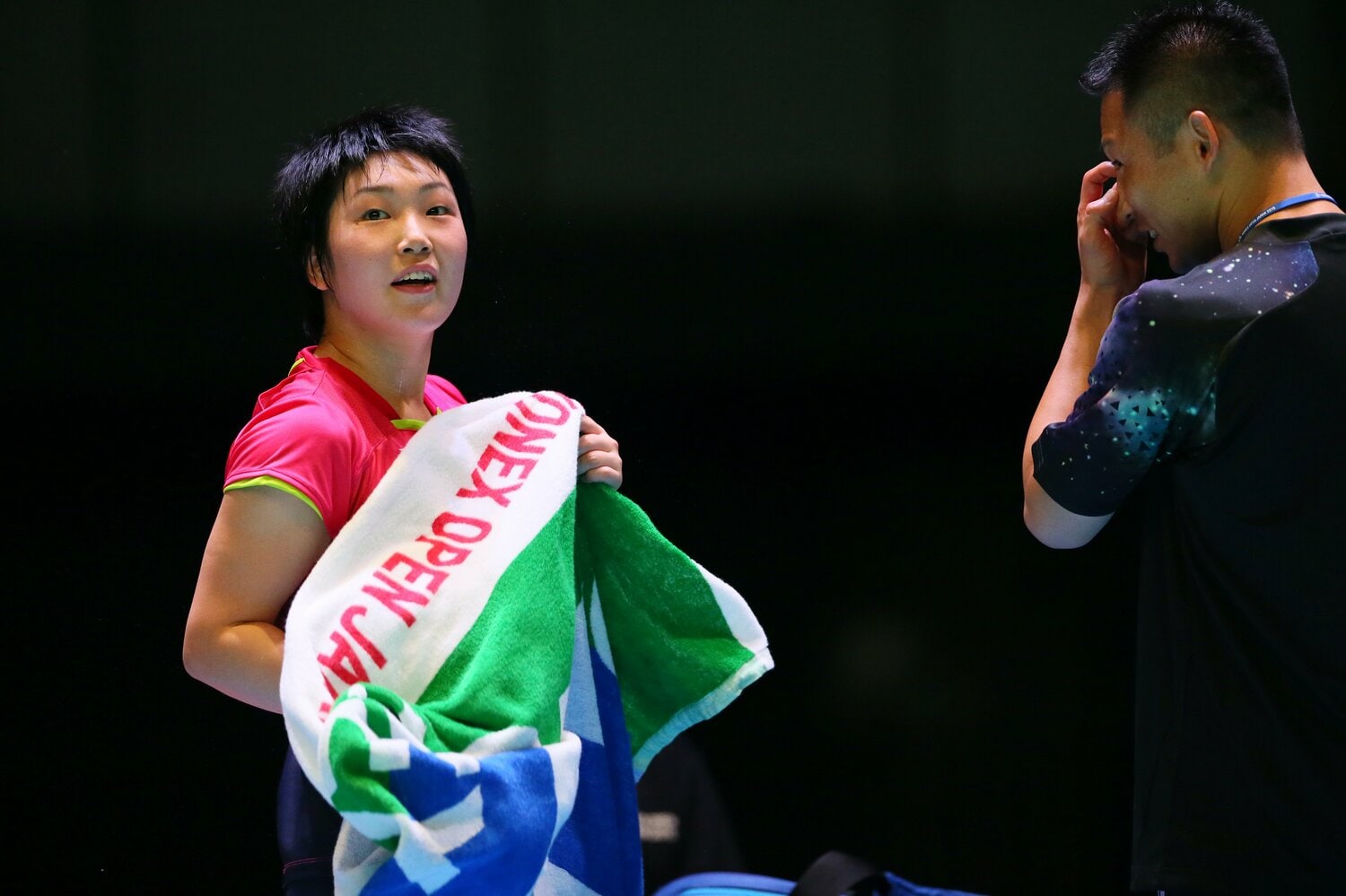 2015年ヨネックスオープン・女子シングルス決勝。当時高校3年生の山口とベンチ入りした小林監督　©︎YUTAKA/AFLO SPORT