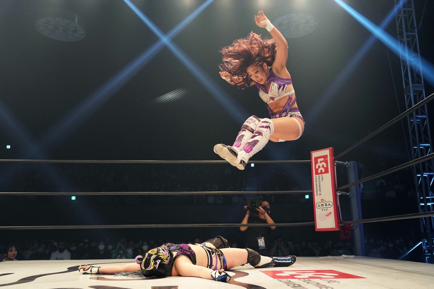 距離のあるダイビング・フットスタンプはAZMの得意技　©Essei Hara