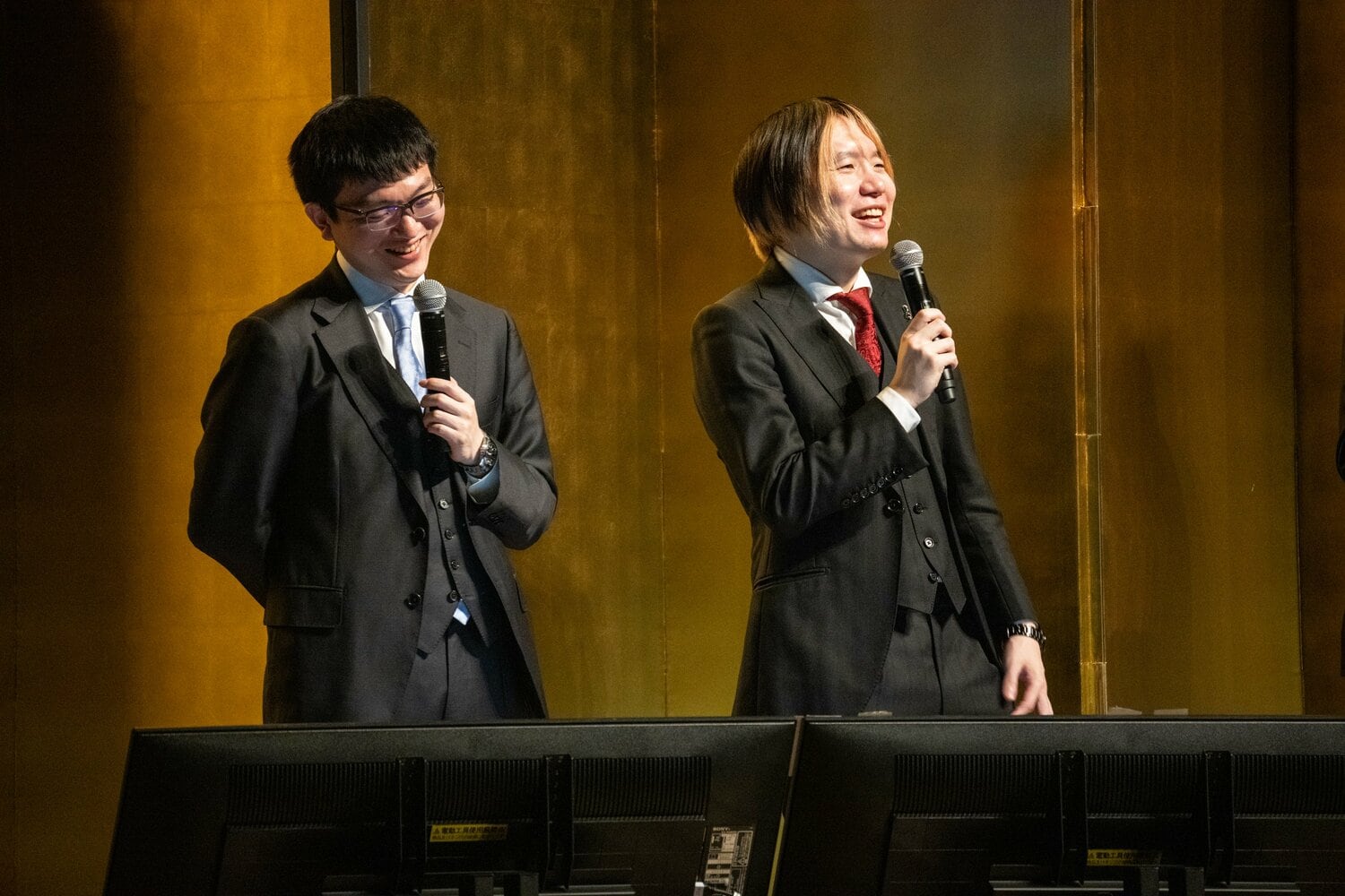 24年12月の将棋オールスターでは、解説を務めた2人が笑顔を見せる場面も　©Nanae Suzuki