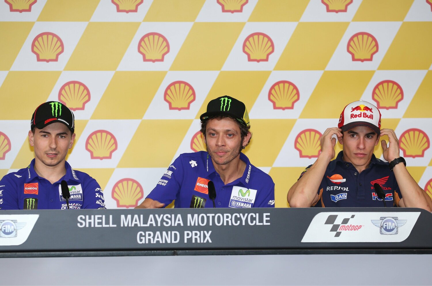 マレーシアGP開幕前の会見で、マルケス（右）を公然と批判するロッシ（中央）。左はロレンソ　©Satoshi Endo