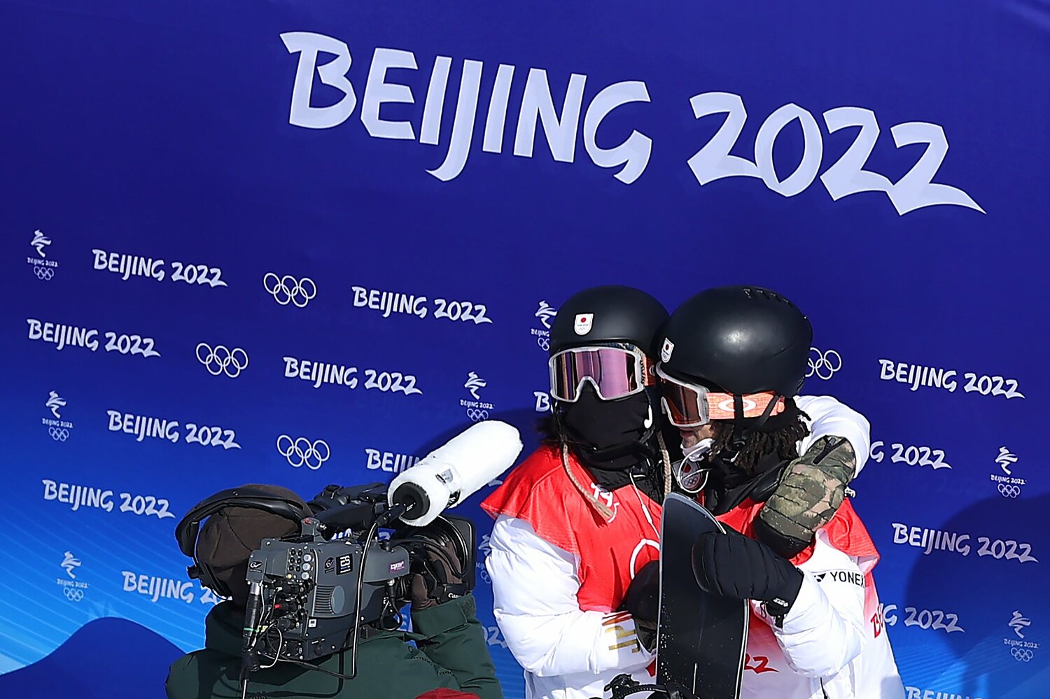 歩夢の金メダル獲得が決まって抱き合う二人（左が海祝）　©Getty Images