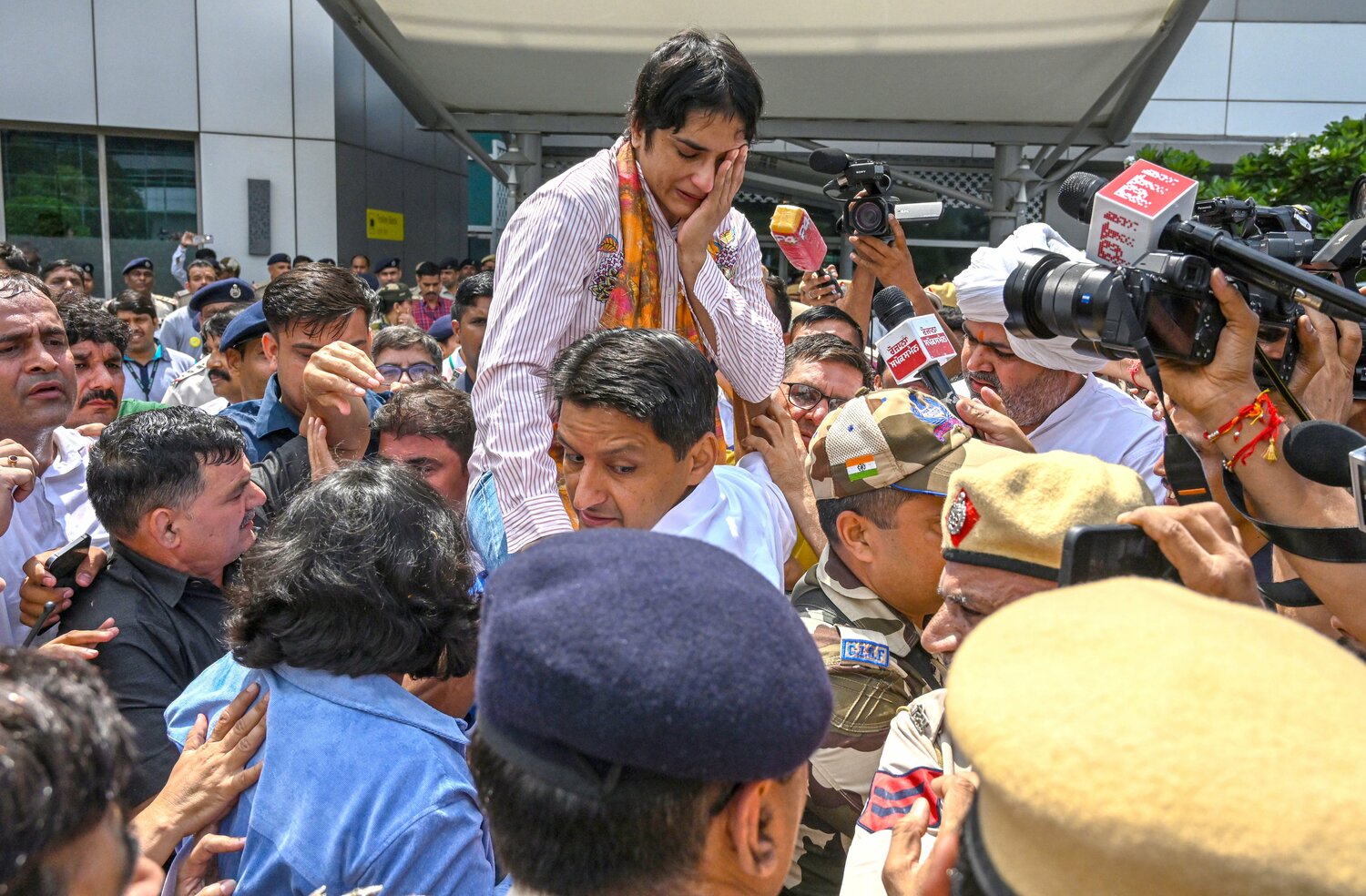 計量失格でメダルを逃しながらも大歓迎を受け、ビネシュは思わず泣き崩れる　©Getty Images