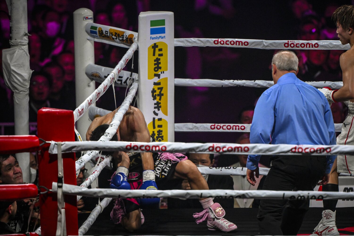 力なくロープに崩れ落ちるキム・イェジュン ©Takuya Sugiyama