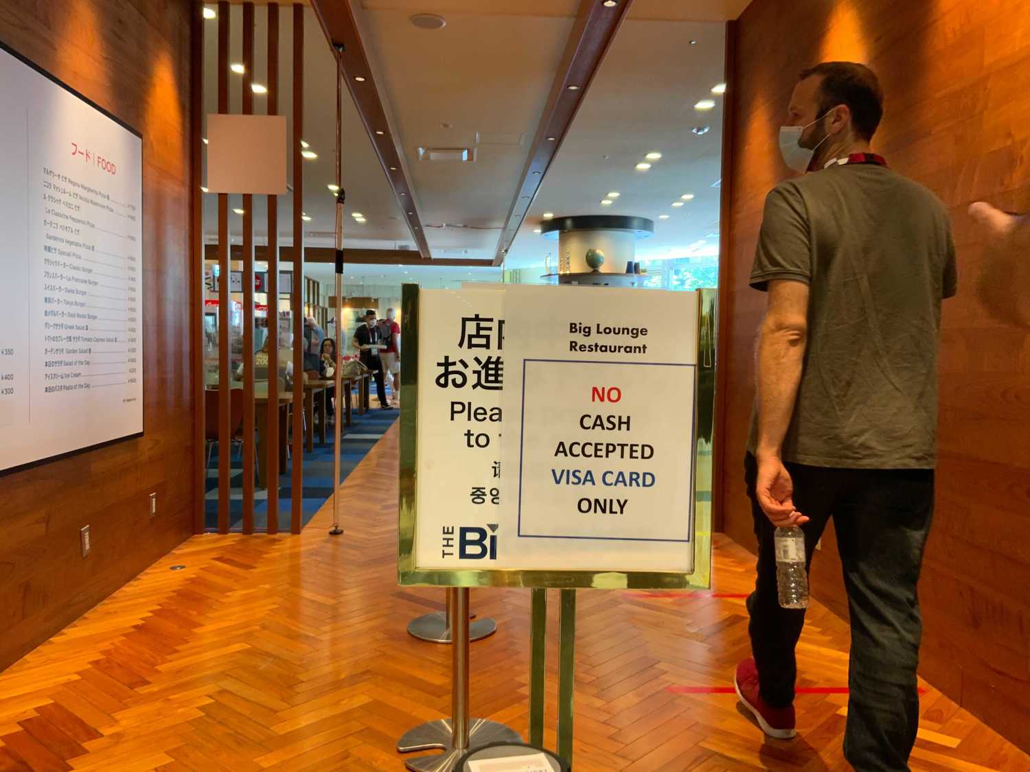 レストランの入り口には「NO CASH ACCEPTED VISA CARD ONLY」の張り紙が