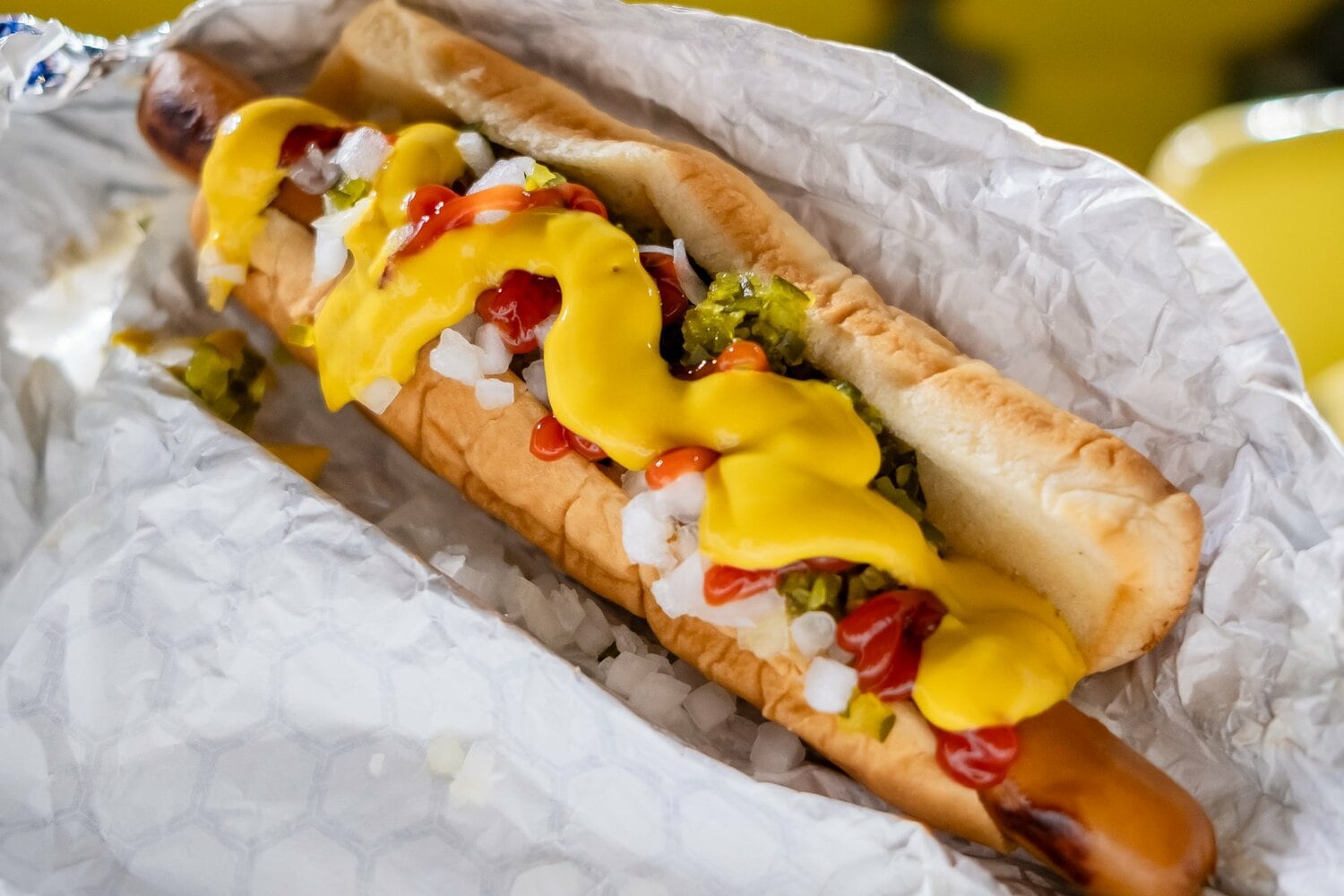 名物ドジャードッグの価格は7.99ドル（約1200円）。ピクルスとオニオンをたっぷりと　©Miki Sano