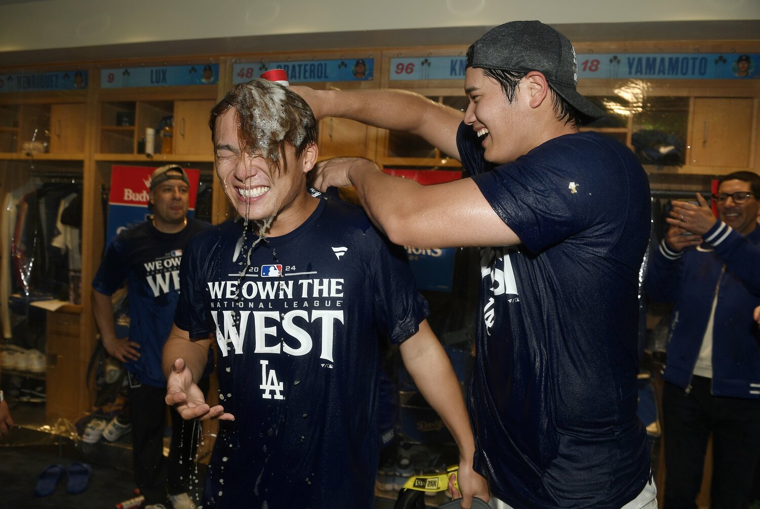 地区優勝決定後のビールかけ。満面の笑みで山本由伸にビールをかける大谷翔平　©Getty Images