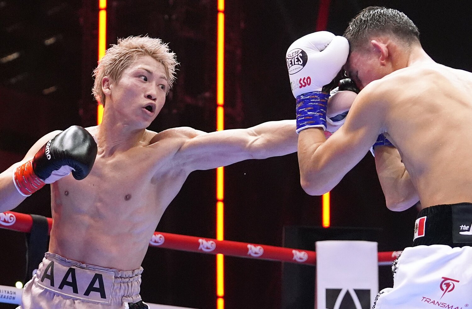 堅いガードの隙間を縫う井上尚弥の速く、正確なジャブ　©Naoki Fukuda