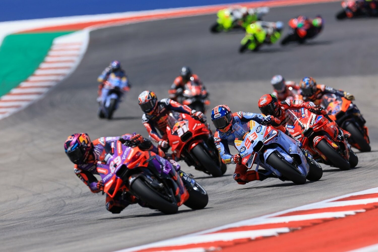 決勝レースで前を走るマルティンを追撃するマルケス　©Satoshi Endo