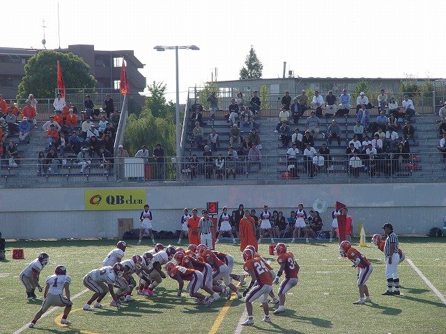 実際の一橋大 vs 法政大の様子。法政大のディフェンスは最前列に4人のディフェンスラインが並んでいる／取材対象者提供