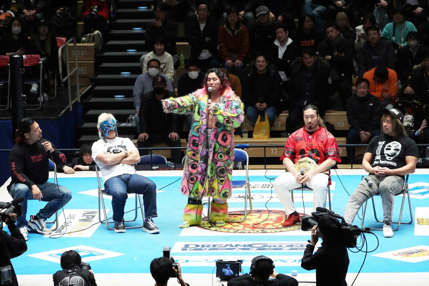 ロスインゴのトークショー。休みだった鷹木信悟も駆けつけた　©Essei Hara
