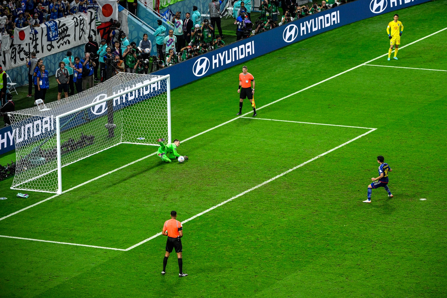 日本代表1人目のキッカー、南野拓実のPKをストップするGKリバコビッチ。クロアチア代表の守護神は4本中3本のキックを止めた　©Takuya Sugiyama／JMPA