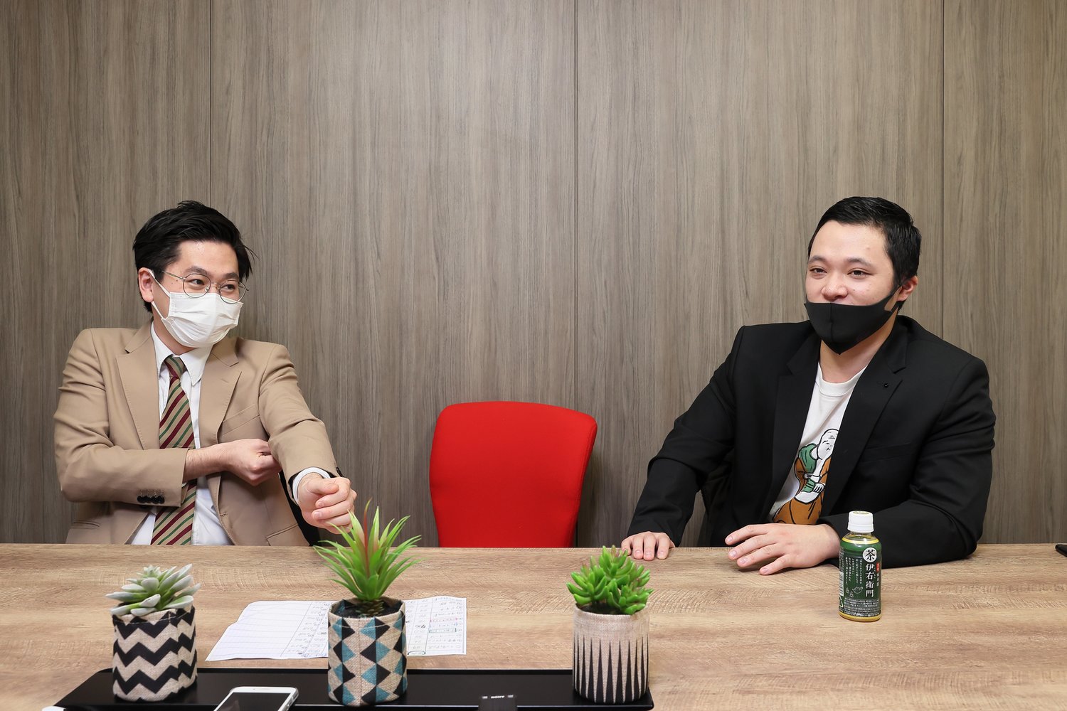 東京ホテイソンのたける（左、ツッコミ）とショーゴ（右、ボケ）