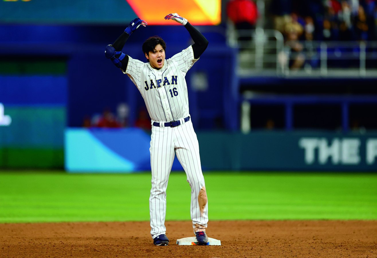 9回の先頭打者として二塁打を放った大谷は塁上で大きく手を振り上げチームを鼓舞した　Yukihito Taguchi