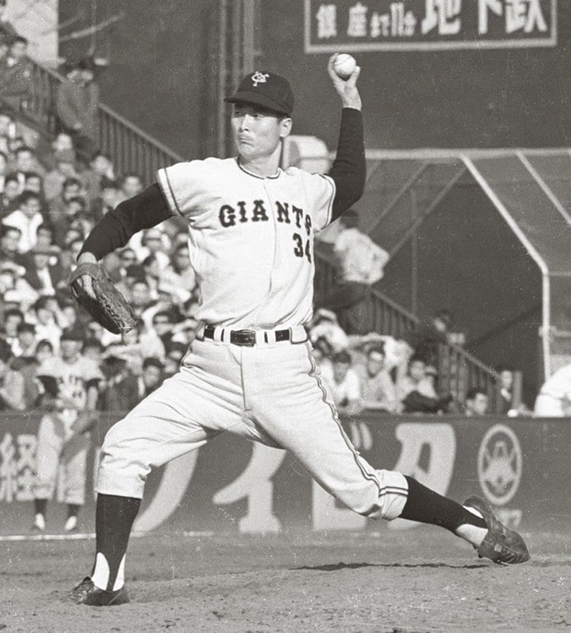 V1　1965「なりふり構わぬ大型補強」――国鉄での15年間で353勝を挙げた左腕・金田正一（写真）や近鉄の関根潤三ら他球団の主力の他、土井正三などV9を支える選手が加入。金田は負傷離脱、関根は不振に苦しんだが、打者転向4年目の一番・柴田勲から始まる打線が奮起。6月に首位に立つと、10月14日に中日が敗れ、'63年以来のリーグ優勝が決まった。日本シリーズでは南海を4勝1敗で破り、2年ぶりの日本一に。長嶋の成績は打率.300、17本塁打、80打点。打点はリーグ2位　KYODO