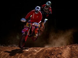 狙った“その一瞬”を逃さないために。 スポーツカメラマンが求める「技術」。