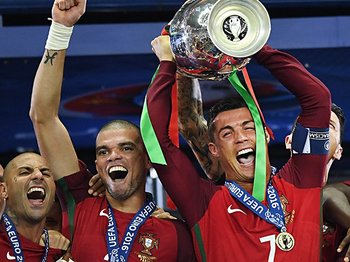 ロナウド「4度目の正直」で初制覇。EURO2016に刻んだリーダーの素質。＜Number Web＞ photograph by Getty Images