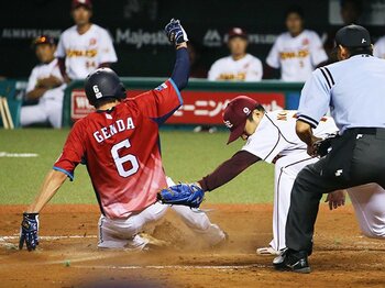源田壮亮から始まった西武走塁の輪。いまや盗塁数はパで断トツの129に。＜Number Web＞ photograph by Kyodo News