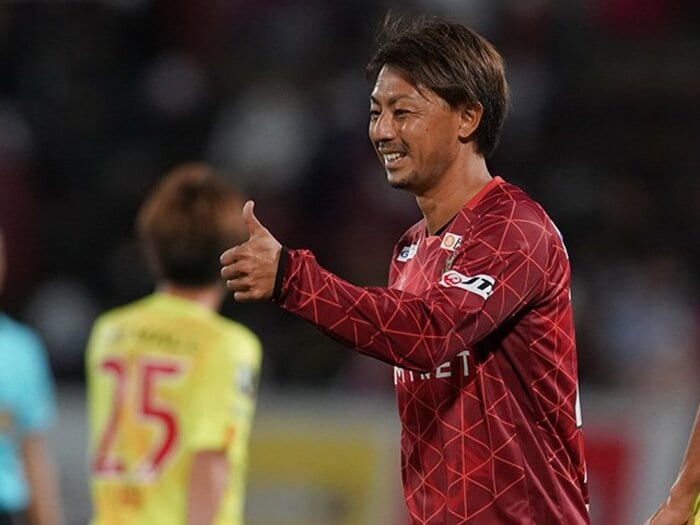 《引退》西川周作からの確信的ごっつぁんゴール…控えめな赤嶺真吾が最後に話した“点取り屋の自負” 故郷で終えた幸せなサッカー人生＜Number Web＞ photograph by J.LEAGUE