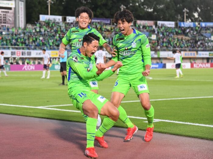 目指すは「勝ち点55で5位以内」…湘南は“残留を争うクラブ”から脱却できるのか? 永木亮太「決して高すぎる目標ではない」<Number Web> photograph by Masashi Hara/Getty Images