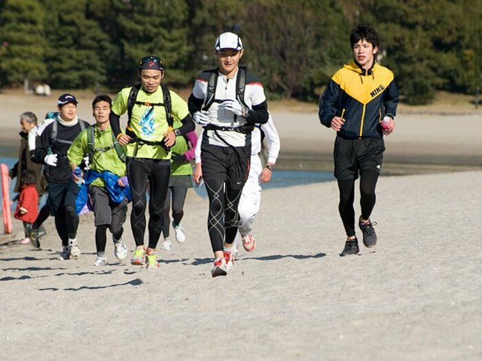 まず30km走ってから飲み会って……。砂漠ランナー新年会のべら棒な面々。<Number Web> photograph by Miki Fukano