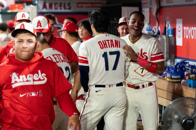 【エンゼルス時代の秘蔵愛されショット】8月31日のヤンキース戦にて、ベンチで仲間たちから祝福される大谷だったが…（5枚目／全5枚）　©Nanae Suzuki