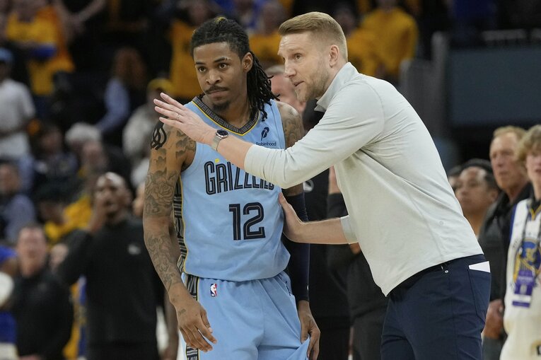 モラント（左）に言葉をかけるイーサロHC　©︎AP/AFLO