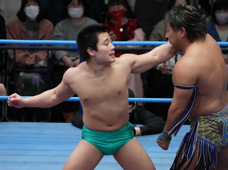 近藤修司を殴りにいく長尾一大心 　©Essei Hara
