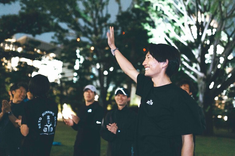 優勝をRETO RUNNING CLUBのメンバーに報告　©Tatsuya Matsuzaki