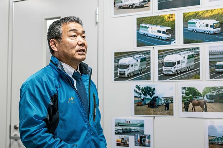 馬運車はさながら“グリーン車”。最高の装備は馬も人も惹き付ける。(2)