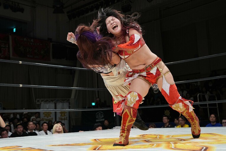 NØRIにラリアットを見舞う　©Essei Hara