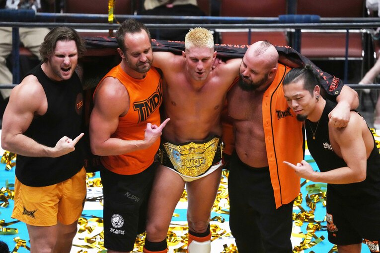 TMDKのメンバーたちと肩を組むIWGP新王者のザック　©Essei Hara