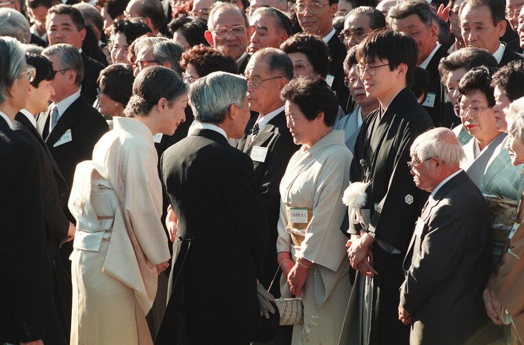 1995年10月、秋の園遊会に招待された羽生善治六冠（当時）。天皇、皇后両陛下と談笑する姿も（1／2枚）　©JIJI PRESS