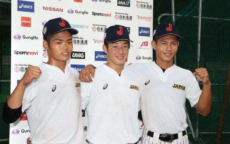 2018年8月末、U-18日本代表の練習後。肩を組んで意気込む（左から）根尾昂、吉田輝星、藤原恭大　©JIJI PRESS