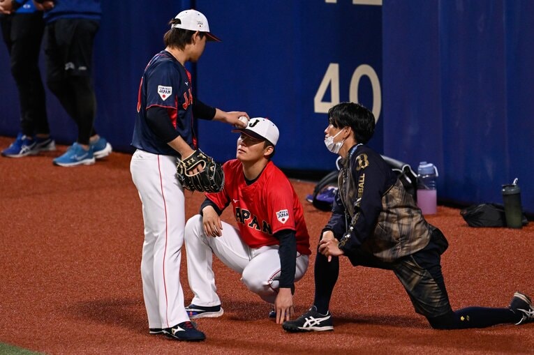そんな由伸先輩にイタズラを仕掛ける宮城　©︎Nanae Suzuki