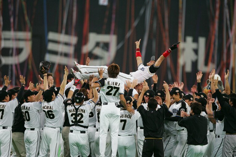 現役最後はチームメートから胴上げで送られた　©︎Kouji Asakura