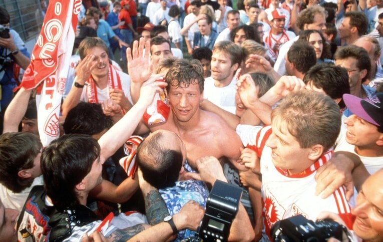 リーグ優勝後、サポーターに囲まれるブッフバルト（1992年）©️Getty Images