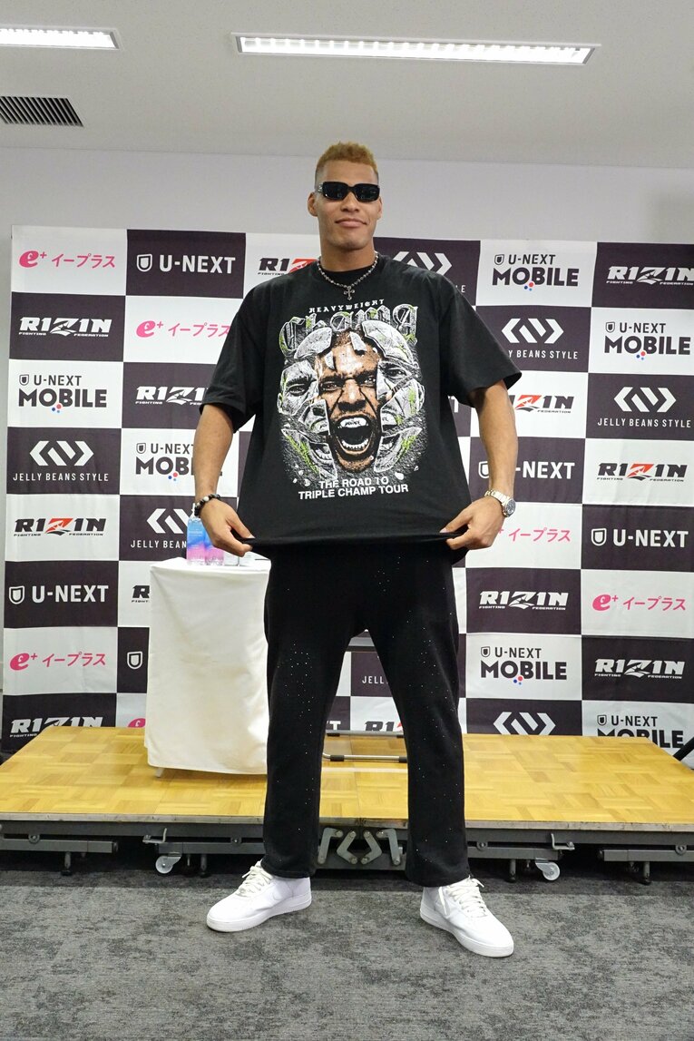 身長204cmのエドポロキング。立ち上がると、この迫力　©Koji Fuse