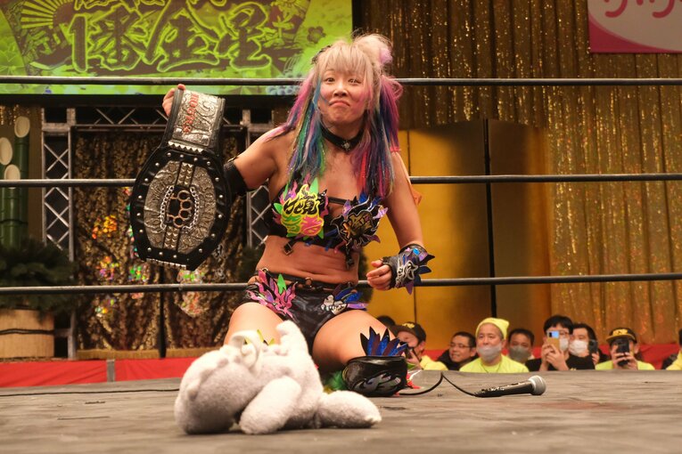 「スターダムをクビになって…」人気女子プロレスラーが初告白　ウナギ・サヤカ“超満員の自主興行”に密着して感じた「不思議な風格」(12)