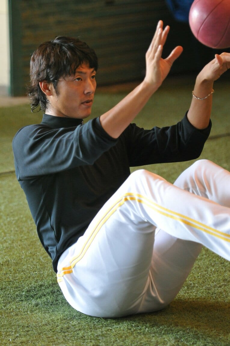 リハビリコーチ時代（2011年）の斉藤和巳　©BUNGEISHUNJU