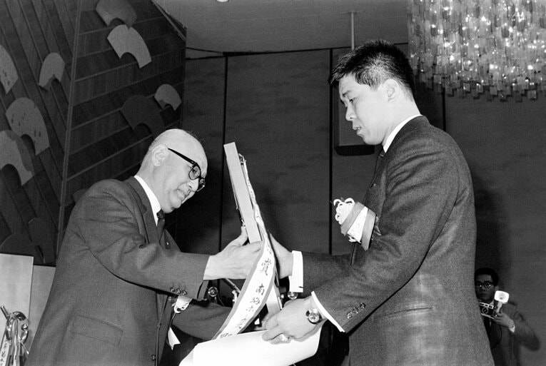 1965年、戦後初の三冠王に輝き、パ・リーグ最優秀選手の表彰を受ける野村克也　©JIJI PRESS