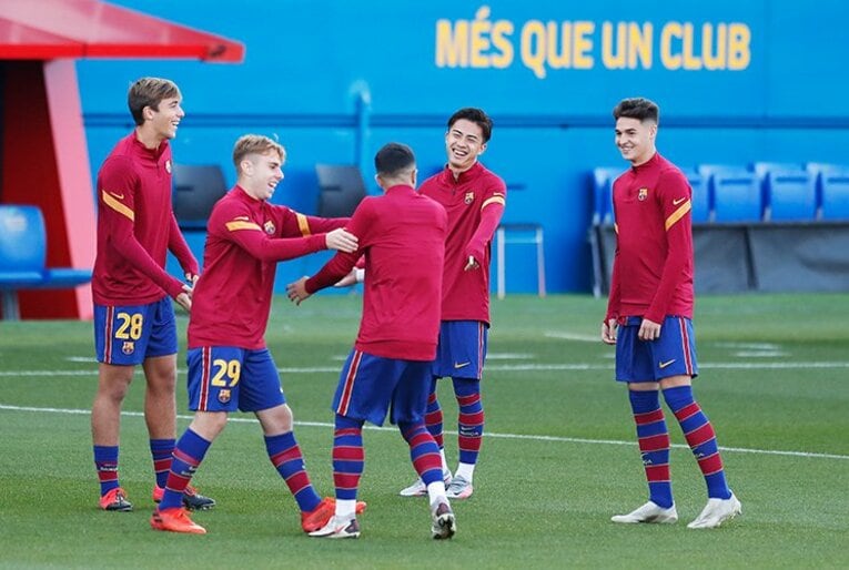 安部裕葵、大ケガから復活＆バルサBの9番に！ 最新プレーとマシア、イニエスタの壁画など貴重写真(5)