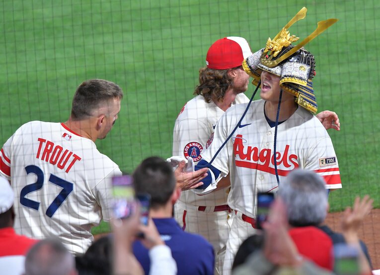 兜を被った大谷を祝福するトラウト　©JIJI PRESS