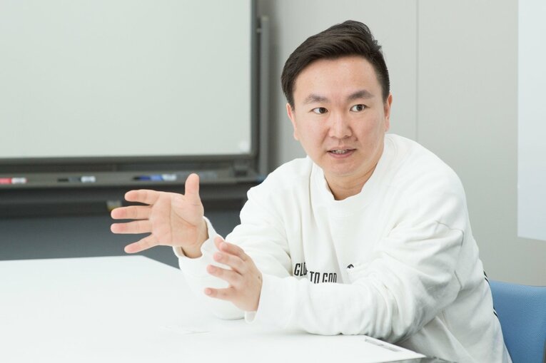 富永とソックリな顔立ちだと話題の「かまいたち」山内健司（2019年撮影） ©BUNGEISHUNJU