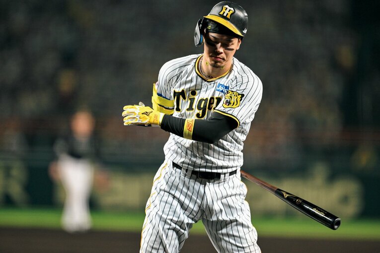 佐藤輝明（さとう・てるあき）／1999年3月13日生、兵庫県出身。仁川学院高、近畿大を経て'21年、ドラフト1位で阪神入団。1年目に24本塁打を放ち、新人左打者の最多本塁打記録樹立。'24年は16本塁打で田淵幸一、岡田彰布に続く球団史上3人目の新人からの4年連続2桁本塁打。187cm、96kg　©Nanae Suzuki