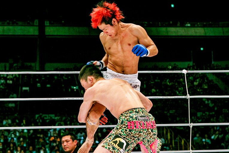 総合ルールの2R、満を持してタックルにいった青木に長島の膝蹴りが直撃